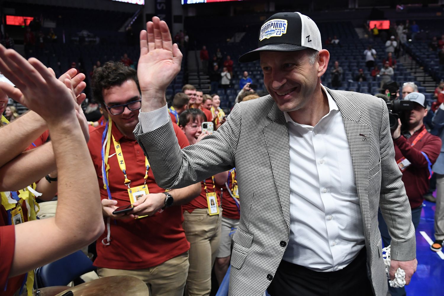 Alabama Crimson Tide head coach Nate Oats celebrates after cutting down the net following a win against the Texas A&M Aggies at Bridgestone Arena.